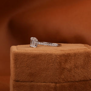 Anillo de compromiso de ajuste de pavé de oro blanco de 14KT con diamante cultivado en laboratorio de corte esmeralda de 1,5 CT, nuevo anillo de estilo clásico para niña - Product Image 2