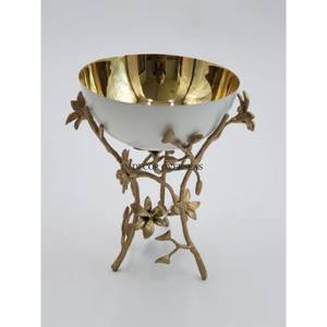 Bol en métal résistant de forme ronde fini en émail de couleur blanche avec des bols de service et décoratifs de concepteur de feuilles plaquées or - Product Image 2