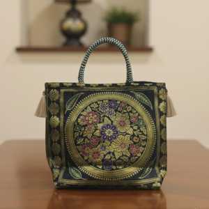 Bolso Tote Banarasi Floral de Medianoche, Acolchado, Hecho a Mano, de Gran Capacidad, de Moda, de Cuero y Nailon, Duradero, de Verano - Product Image 3