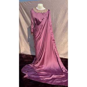 Elegante Saree de Satén Color Granate para Bodas y Fiestas, Silueta Ajustada - Product Image 4