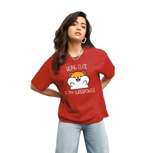 Camiseta gráfica de algodón rojo para mujer, camiseta de manga corta con estampado de dibujos animados bonitos con el diseño Being Cute is My Superpower OEM disponible - Product Image 1