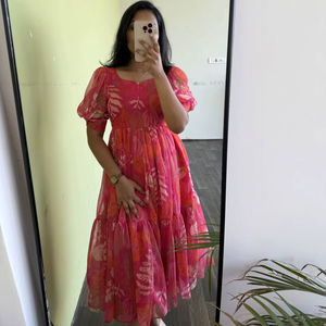 ชุดเดรสผ้าคอตตอนพิมพ์ลาย Georgette สำหรับผู้หญิงชุดเดรสชิ้นเดียวแขนแฟนซีผ้าไหมสไตล์อินเดียสำหรับงานแต่งงานสำหรับผู้ใหญ่ - Product Image 1