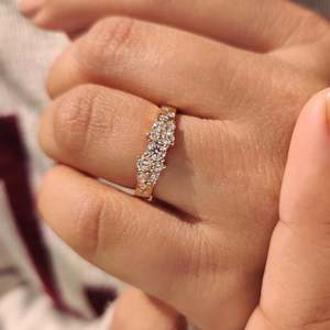 Bague à diamants ronds sertis en dispersion - Product Image 2
