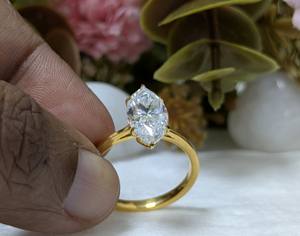 Anillo de Compromiso Solitario de Moissanita con Corte Marquesa de 2.75 Ct de Lurba Jewels, Anillo de Boda Moderno para Mujer con Engaste de Puntas, Oro Sólido de 14K - Product Image 2