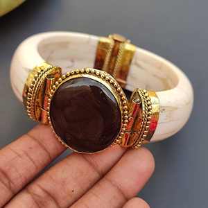 Brazalete de Hueso Tallado Vintage, Joyería Redonda Hecha a Mano Tradicional y Duradera con Textura Natural, Estilo Boho-Chic Único - Product Image 2