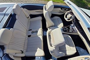Mercedes-Benz E450 4Matic Cabriolet Turbo 6 cylindres AWD 2023 d'occasion en excellent état, très bien équipé, beige macchiato et bleu yacht - Product Image 5