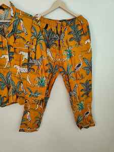 Conjunto de Pijama de Mujer, Hecho a Mano, con Estampado de Animales de la Selva, 100% Algodón Tejido, Cuello en V, Cierre de Botones, Mangas Largas, Largo Completo, Suave, para Verano - Product Image 4