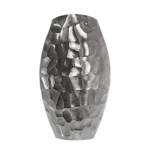 Vase à fleurs en aluminium contemporain et artistique avec une texture métallique lisse pour la décoration de la maison et du bureau - Product Image 5