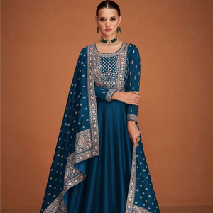 Beau costume d'art en soie brodé Slim Fit Anarkali pour femmes Long Flair invité de mariage tenue traditionnelle fête Georgette - Product Image 1