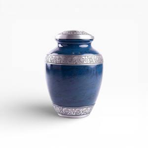 Urne funéraire en céramique mate de couleur bordeaux profond avec bord gravé de feuilles d'argent et style commémoratif classique minimaliste - Product Image 6