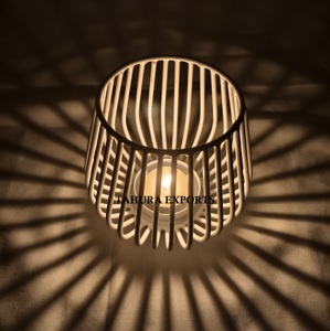 Bougeoir décoratif de style cage fabriqué à la main en fer forgé robuste idéal pour le thème de la chambre d'inspiration vintage et artisanale - Product Image 4