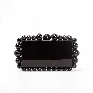 Sac à main élégant en résine blanche et pochettes Accessoires de luxe artisanaux intemporels avec un design moderne et chic pour les mariages - Product Image 4