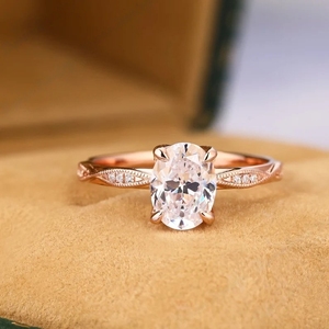 แหวนแต่งงานครบรอบแต่งงานสุดอลังการ ดีไซน์โดดเด่นเป็นเอกลักษณ์ เป็นมิตรกับสิ่งแวดล้อม ทำจากเงินสเตอร์ลิงชุบทองคำชมพู ประดับด้วยมอสซาไนต์ทรงรี - Product Image 3