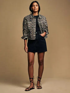 Dernière veste en coton boxy avec logo personnalisé pour femmes, imprimé léopard, fermeture à bouton, conçue pour les femmes pour un confort en toutes saisons - Product Image 3