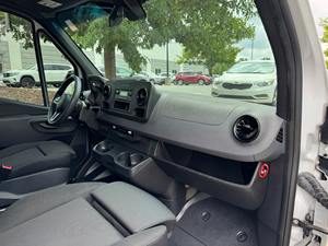 Fourgon utilitaire Mercedes-Benz Sprinter 2500 2021, toit haut, propulsion arrière, moteur essence turbo 2,0 L 4 cylindres, minivan - Product Image 3