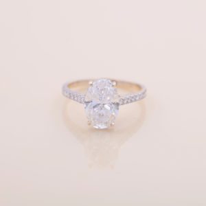 Bague de fiançailles en or rose jaune et blanc 14 carats avec halo de diamants ovales de 5,04 carats cultivés en laboratoire et pierres latérales rondes - Product Image 1