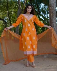 Ensemble de costume en coton imprimé à la main Tara Marigold Glow Khari avec dupatta en organza au meilleur prix - Product Image 2