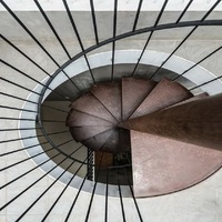 Escalier flottant moderne de luxe Anewson pour intérieur commercial, en bois massif blanc, préfabriqué, avec poutre centrale monobloc
