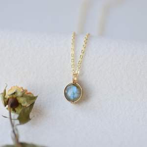 Collier à pendentif en pierre précieuse Labradorite naturelle faite à la main fil plaqué or enroulé pour fiançailles ou cadeau d'anniversaire pour elle - Product Image 1