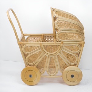 Poussette pour poupée en rotin, chariot de luxe en rotin naturel pour poupées avec un design de pétales de fleurs - Product Image 2