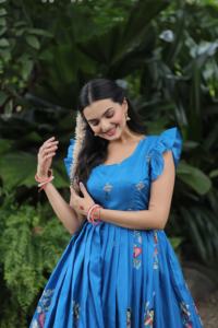 Vestido de seda Dola de primera calidad con estampado de diseñador rico estilo sin mangas elegante cuello redondo algodón interior y punto de volante conjunto de Patta de lona - Product Image 4