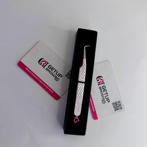 Pince à épiler GETUP BROSONS IMPEX 90 degrés blanche avec revêtement en poudre scintillante rose, découpe en forme de cœur diabolique et pointe argentée - Product Image 1