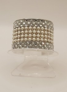 Bracelet manchette abeille perlé fait main éco-responsable MS Handicraft – Taille personnalisable pour femmes et filles - Product Image 3