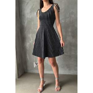 Robe sans manches rayée noire et argentée Topshow, produit en gros - Product Image 5