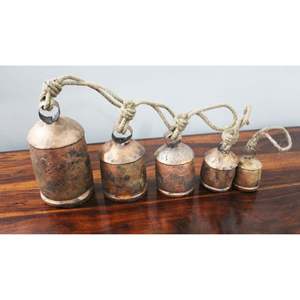 Juego de 5 Campanas de Vaca Harmony, Campanas Vintage con Cuerda de Yute, Acabado en Cobre Antiguo, Decoración para el Hogar de Mango - Product Image 1
