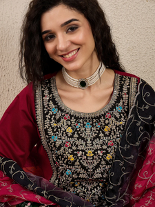 ชุดคุर्ตาทรงตรงปักลายคลาสสิกสำหรับผู้หญิง พร้อมกางเกงและผ้าคลุมไหล่ สำหรับชุดพื้นเมืองอินเดีย ราคาขายส่ง - Product Image 5