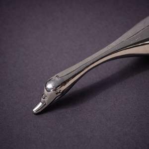 Abridor de Botellas de Acero Inoxidable con Diseño de Delfín, Elegante y Moderno, Agarre Suave, Acabado Pulido Duradero, Ideal para el Hogar, Bar y Regalos - Product Image 3