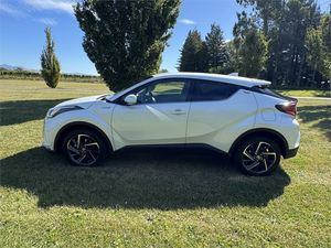 Auto Usado de Alto Rendimiento, <span class=keywords><strong>Toyota</strong></span> <span class=keywords><strong>C</strong></span>-<span class=keywords><strong>HR</strong></span> Limited <span class=keywords><strong>2021</strong></span>, 1.8P HV ECVT FWD SUV, Envío a Todo el Mundo - Product Image 4