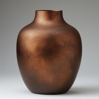 Vase en fer artisanal avec finition mate et courbes artistiques conçu pour les maisons haut de gamme et les concepts de décoration intérieure élégants