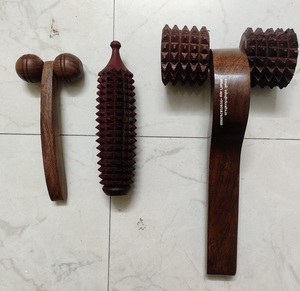 Masajeador de rodillos de acupresión de madera hecho a mano para terapia de puntos gatillo y bienestar corporal - Product Image 4