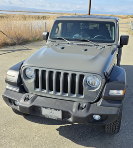 PRÊT À CONDUIRE - VÉHICULE D'OCCASION À VOLANT À GAUCHE |   Conduite à droite |   13000 MILES 2021 JEEP WRANGLER SPORT S ISLANDER EDITION - Product Image 1