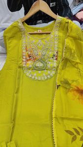 Rayón de diseño perenne con bordado Kurti Pant y Dupatta Woman Fashion Fabricante y proveedor de Surat - Product Image 5