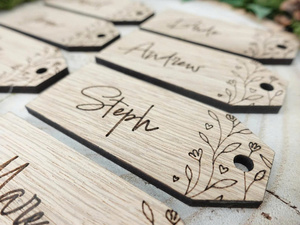 Tarjeta de lugar de madera grabada personalizada Diseño elegante natural Decoración de boda de lujo Recuerdo único - Product Image 3