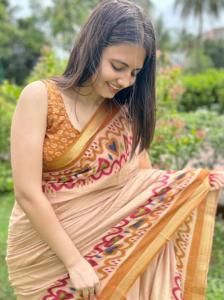 Saree en coton doux avec imprimé floral et imprimé Pallu Livré avec chemisier imprimé et bordure assortie - Product Image 2