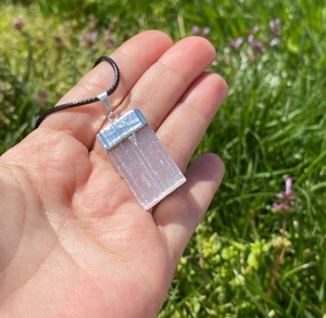 Pendentif rectangulaire en sélénite, cristal naturel, pierre polie, bijoux, cadeau de guérison - Product Image 3