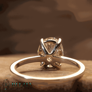 Bague de fiançailles solitaire en moissanite de laboratoire taille ovale avec sertissage à griffes, style charmant pour femme - Product Image 4