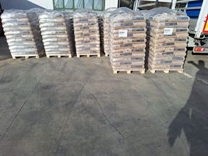 Vente chaude de granulés de bois de qualité supérieure Prix d'usine Combustible biomasse de haute qualité en sacs de 15kg Briquettes de sapin, pin et hêtre - Product Image 4