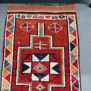 Tapis vintage 2,7 x 11,4 pieds, tapis turc, tapis en laine rouge à motifs floraux - Product Image 2