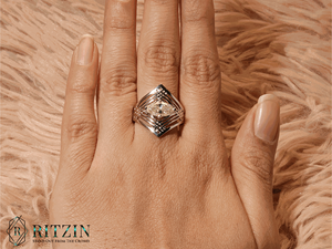 Off White Marquise Cut Diamond Solitaire Anillo de compromiso para mujer - Product Image 4