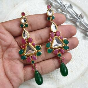 Pendientes Kundan tradicionales chapados en oro de 22K con piedras verdes y rosas, joyería étnica india para bodas y fiestas - Product Image 4