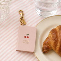 LABON Carnet A7 personnalisé avec porte-clés, couverture rose poudré, motif cerises, cerise dorée en haut, pages vierges, chaîne dorée, breloque de sac, OEM ODM