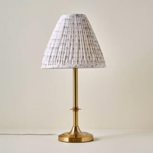 Lámpara de Mesa de Metal de Estilo Moderno para Decoración de Apartamentos Urbanos que Brinda Iluminación Funcional con un Diseño Elegante - Product Image 3