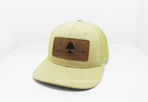 Ropa de diario clásica y elegante para adultos, gorra de camionero de malla amarilla estructurada con logotipo de parche de cuero ajustable, hecha en proveedor de Vietnam - Product Image 2