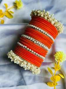 Conjunto de Brazaletes Tradicionales y Elegantes con Terciopelo, Pedrería Kundan, Imitación de Perlas, para Novias, Bodas y Ocasiones Especiales - Product Image 2