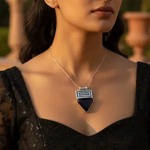 Pendentif artisanal en or rose plaqué or avec pierre d'onyx taille princesse pour femme - Bijou indien moderne, idée cadeau - Product Image 3