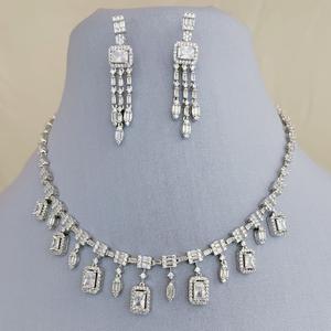 Collier de créateur de meilleure qualité finition argent AD Stone serti de boucles d'oreilles pour la collection de vêtements de mariage pour femmes et filles - Product Image 1